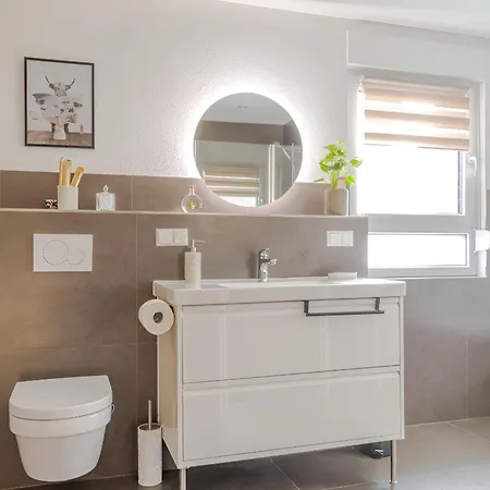 Wunderschoene Moeblierte Neuwertig