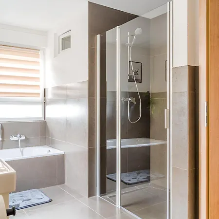 Wunderschoene Moeblierte Neuwertig *